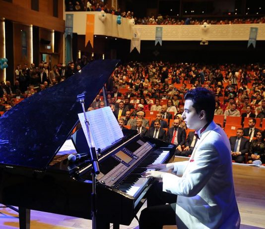 Genç Piyanist Besteciler GÜNEŞ YAKARTEPE, Türkiye'nin İlk BESTEKAR WEB SİTESİ’ni Kurdu. Akustik Kuyruklu Piyano Bestekar Konser Yeni Besteler